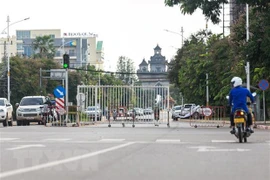 Phong tỏa để ngăn chặn sự lây lan của dịch COVID-19 tại một tuyến đường gần công viên giải trí Patuxay ở Vientiane, Lào. (Ảnh: THX/TTXVN) 