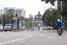 Phong tỏa để ngăn chặn sự lây lan của dịch COVID-19 tại một tuyến đường gần công viên giải trí Patuxay ở Vientiane, Lào. (Ảnh: THX/TTXVN) 