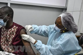 Tiêm vaccine tại một trung tâm tiêm chủng ở Cocody, Côte d’Ivoire. (Ảnh: AFP/TTXVN)