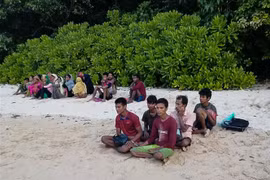 Người tị nạn Myanmar bị bắt giữ trên đảo Langkawi, Malaysia ngày 27/7/2020. (Ảnh: AFP/TTXVN)