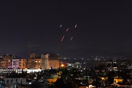 Hệ thống phòng không Syria đánh chặn tên lửa của Israel tại thủ đô Damascus (Ảnh: AFP/TTXVN) 