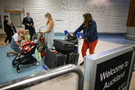 Hành khách đeo khẩu trang phòng dịch COVID-19 tại sân bay Auckland, New Zealand. (Ảnh: THX/TTXVN)