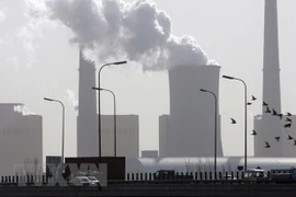 Khói bốc lên tại một nhà máy ở Bắc Kinh, Trung Quốc. (Ảnh: AFP/TTXVN) 