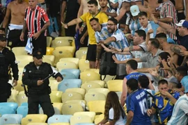 Cảnh sát Brazil và người hâm mộ Argentina trên khán đài. (Ảnh: AFP) 