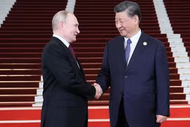 Chủ tịch Trung Quốc Tập Cận Bình (phải) đón Tổng thống Nga Vladimir Putin tới tham dự Diễn đàn cấp cao “Vành đai và Con đường” lần thứ ba tại Bắc Kinh. (Ảnh: AFP/TTXVN) 