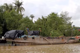 Phương tiện khai thác cát trái phép (Ảnh: TTXVN phát)