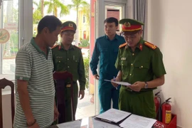 Cơ quan điều tra đọc lệnh bắt tạm giam đối với bị can Võ Đức Bảy. (Ảnh: TTXVN)