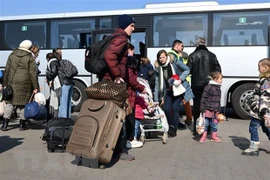 Người tị nạn Ukraine sơ tán khỏi đất nước. (Ảnh: PAP/TTXVN) 
