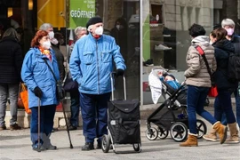 Người dân đeo khẩu trang phòng dịch COVID-19 tại Berlin, Đức, ngày 12/4/2021. (Nguồn: THX/TTXVN) 