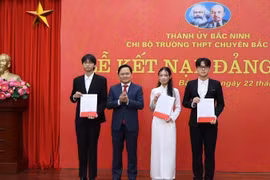 Bí thư Tỉnh uỷ Bắc Ninh Nguyễn Anh Tuấn trao Quyết định kết nạp Đảng cho 3 học sinh Trường Trung học phổ thông Chuyên Bắc Ninh. (Ảnh: Thanh Thương/TTXVN)