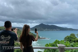 Khách du lịch chụp ảnh tại đảo Phuket, Thái Lan, ngày 21/9/2021. (Ảnh: AFP/TTXVN) 
