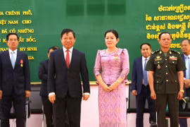 Đại sứ Việt Nam tại Vương quốc Campuchia Nguyễn Huy Tăng (bên trái, hàng đầu) trao tặng Huân chương Hữu nghị của Nhà nước Việt Nam cho một quan chức lãnh đạo Campuchia. (Ảnh: Hoàng Minh/TTXVN)