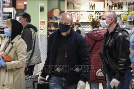 Người dân mua sắm tại một siêu thị ở Moskva, Nga. (Ảnh minh họa: AFP/TTXVN)