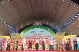 Lãnh đạo Hà Nội cắt băng khai mạc lễ hội. (Ảnh: Phương Anh/TTXVN)