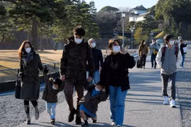 Khách du lịch tại Tokyo, Nhật Bản ngày 23/2/2020. (Ảnh: AFP/TTXVN) 
