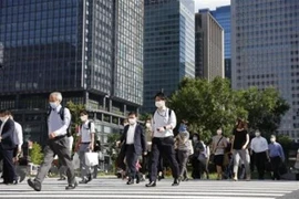 Người dân đeo khẩu trang phòng dịch COVID-19 tại Tokyo, Nhật Bản. (Ảnh: Kyodo/ TTXVN)