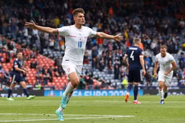 Tiền đạo CH Séc Patrik Schick ăn mừng bàn thắng mở tỷ số cho đội nhà trong trận đấu gặp Scotland tại Bảng D, Vòng chung kết EURO 2020 trên sân vận động Hampden Park ở Glasgow, Scotland ngày 14/6/2021. (Ảnh: AFP/TTXVN)