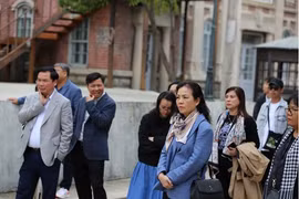 Bà Ngô Phương Lan (áo xanh) cùng đoàn Việt Nam tham quan phim trường Hwacheon. (Nguồn: Báo Thanh niên) 