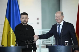 Thủ tướng Đức Olaf Scholz (phải) và Tổng thống Ukraine Volodymyr Zelensky. (Ảnh: AFP/TTXVN)