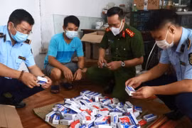 Hàng trăm hộp thuốc điều trị COVID -19 không rõ nguồn gốc xuất xứ.(Nguồn:CAND) 