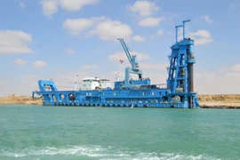 Một tàu cuốc đang làm việc trên công trường. (Ảnh: Nguyễn Trường/TTXVN) 