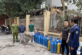 Quảng Ninh tạm giữ trên 100 bình khí NO2 dùng để sản xuất bóng cười