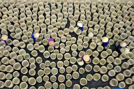 Công nhân Công ty Trách nhiệm Hữu Hạn Xuất khẩu và Đầu tư Thành Hóa làm các mặt hàng thủ công truyền thống. (Ảnh: Minh Đức/TTXVN)