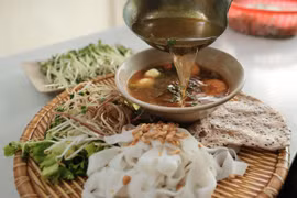 Một tô mỳ Quảng sẽ gồm nhiều nguyên liệu như tôm, thịt, gà, trứng, tùy vào sở thích mà có thể ăn kèm với các loại rau. (Ảnh: Minh Quyết/TTXVN)
