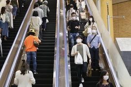 Người dân tại thủ đô Tokyo của Nhật Bản. (Ảnh: AFP/TTXVN)