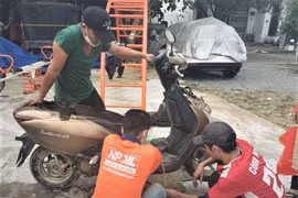 Nhóm Anh em Duy xuyên đến từ tỉnh Quảng Nam sửa xe miễn phí cho sinh viên và người dân khó khăn tại Đà Nẵng. (Ảnh: Văn Dũng/TTXVN)
