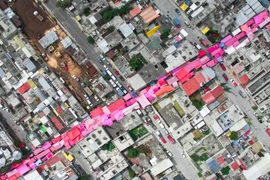 Trong các khu ổ chuột tại Mexico bao phủ màu xám xịt của bê tông, vẫn nổi lên những sắc màu rực rỡ của chợ trời nơi cung cấp các mặt hàng thiết yếu và đa dạng từ thực phẩm tới đồ điện tử cho người dân nghèo. (Nguồn:AFP)