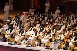 Các thành viên phái đoàn Taliban tại lễ khai mạc vòng đàm phán hòa bình với đại diện Chính phủ Afghanistan ở thủ đô Doha, Qatar ngày 12/9/2020. (Ảnh: AFP/TTXVN)
