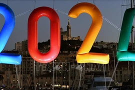 Tấm biển " 2024" chào đón Thế vận hội (Olympic) mùa hè 2024 tại cảng Marseille, Pháp. (Ảnh: AFP/TTXVN)