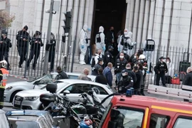 Lực lượng chức năng làm nhiệm vụ tại hiện trường vụ tấn công bằng dao ở thành phố Nice, Pháp ngày 29/10. (Ảnh: THX/TTXVN)