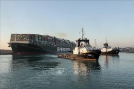 Tàu container MV "Ever Given" di chuyển qua kênh đào Suez. (Ảnh: AFP/TTXVN)