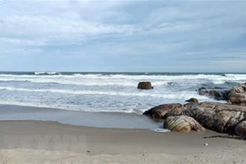 Khánh Hòa: Tắm biển khi sóng to, 3 học sinh cuốn trôi, mất tích