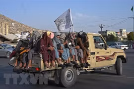 Các tay súng Taliban tuần tra trên đường phố ở Kabul, Afghanistan, ngày 23/8/2021. (Ảnh: AFP/TTXVN) 