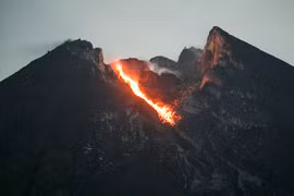 Núi lửa Merapi tại Indonesia "thức giấc" khiến người dân sơ tán gấp