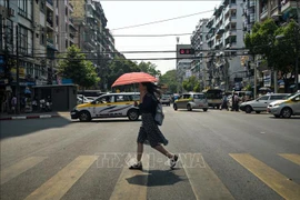 Nắng nóng gay gắt tại Yangon, Myanmar ngày 2/4/2024. (Ảnh: AFP/TTXVN) 