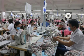 Sản xuất hàng may mặc tại Công ty Cổ phần Thương mại xuất nhập khẩu May Phương Nam (quận Gò Vấp). (Ảnh: Thanh Vũ/TTXVN) 