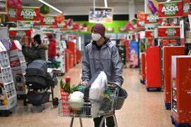 Người dân mua sắm tại một siêu thị ở London, Anh. (Ảnh: AFP/TTXVN) 