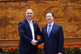 Ông Dương Khiết Trì (phải) tiếp đón ông Carlos Miguel Pereira. (Nguồn: Getty images)