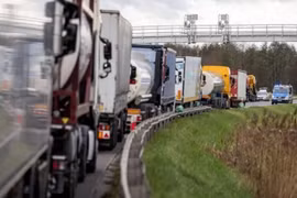 Tình trạng phong tỏa ở khu vực biên giới với Ba Lan vẫn đang xảy ra. (Nguồn: France 24)