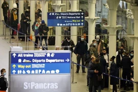 Hành khách đáp chuyến tàu của Eurostar tại nhà ga quốc tế St Pancras ở London, Anh. (Ảnh: AFP/TTXVN)