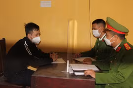 Cơ quan Công an lấy lời khai đối tượng Thông. (Ảnh: TTXVN)