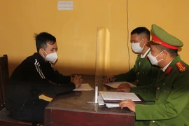 Cơ quan Công an lấy lời khai đối tượng Thông. (Ảnh: TTXVN)