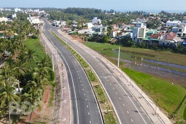 Tuyến đường ven biển đoạn cầu Lại Giang đến cầu Thiện Chánh. ( Ảnh: HẢI YẾN )