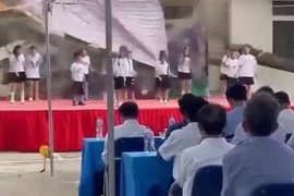Hình ảnh các em nhỏ đang biểu diễn khai mạc hè trên sân khấu. (Nguồn: Công An Nhân Dân)