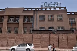 Quang cảnh bên ngoài Ngân hàng Trung ương Afghanistan ở thủ đô Kabul. (Ảnh: DW/TTXVN) 