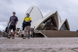 Người dân đeo khẩu trang phòng dịch COVID-19 tại Sydney, Australia. (Ảnh: THX/TTXVN) 